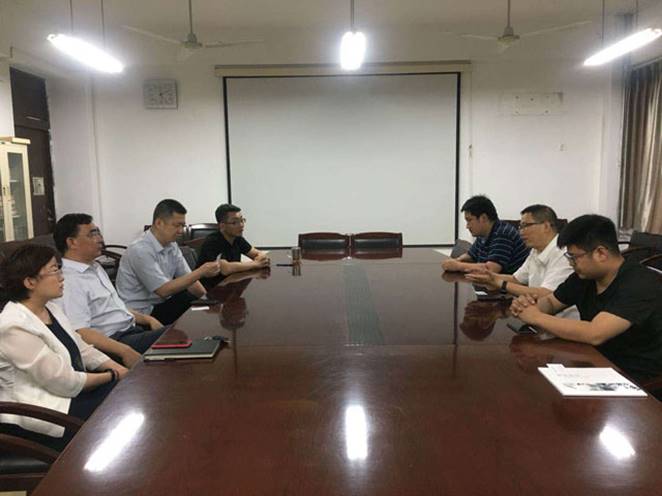 裝飾公司總工姜樹仁及設(shè)計(jì)所負(fù)責(zé)人與山東建筑大學(xué)藝術(shù)學(xué)院院長（左起）薛院長，副院長陳院長，藝術(shù)學(xué)院黨委書記倪院長，黨委副書記李院長。召開校企聯(lián)合交流會(huì)。